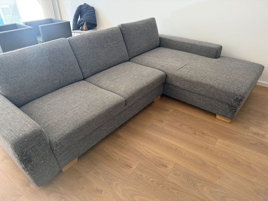 Sofá com chaise longue Sörvallen – estilo moderno