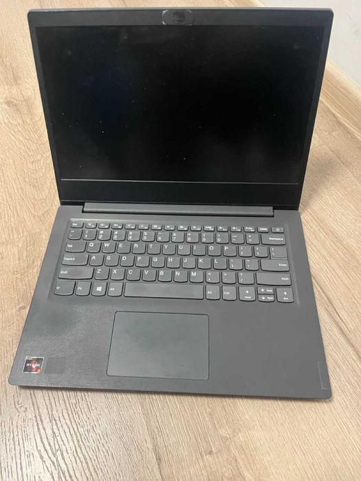 Laptop Leovo V14 ada ryzen 3 bez jedego ramu i dysku twardego. Pozostałe 4 gb w płycie głównej