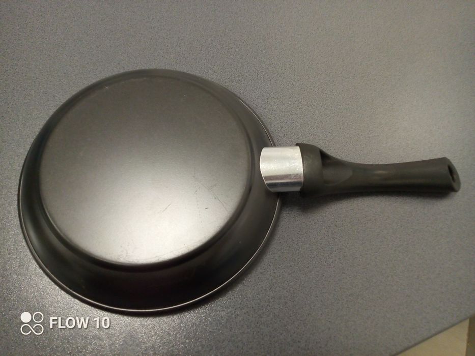 Patelnia nowa z metką