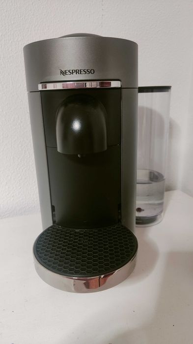 Máquina de café Nespresso Vertuo como nova