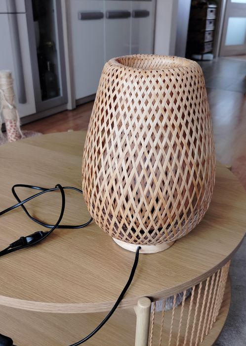 Lampa rattanowa.