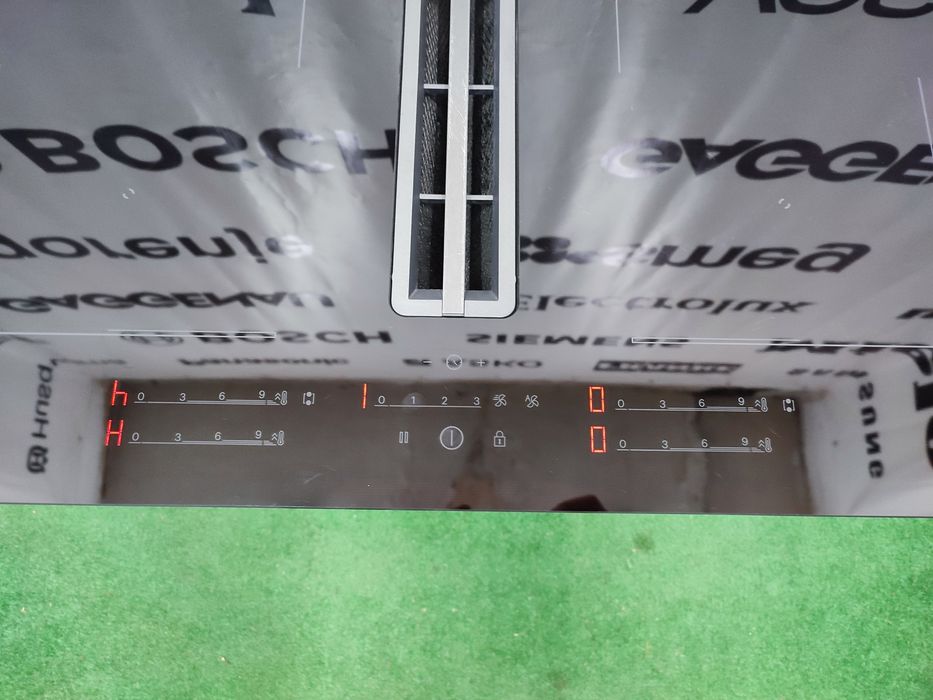 Індукційна варильна поверхня Grundig  з витяжкою 80 см