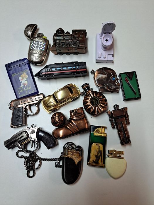 Vendo 16 isqueiros antigos.