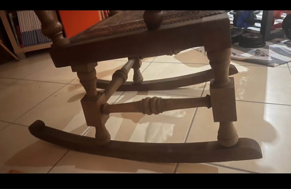 Cadeira de balanço em madeirs