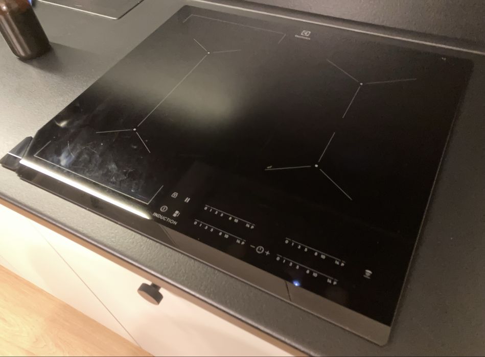 Płyta indukcyjna Electrolux EIV634 uszkodzona
