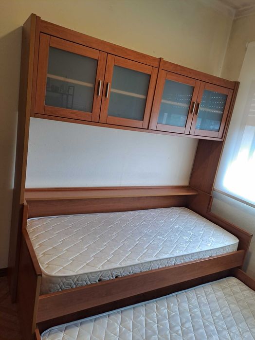 Cama dupla com armários.