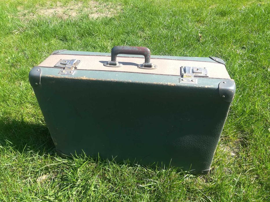 Stara walizka tekturowa
