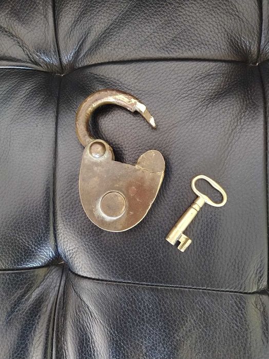 Cadeado século XIX. Completo com chave. Funcional.