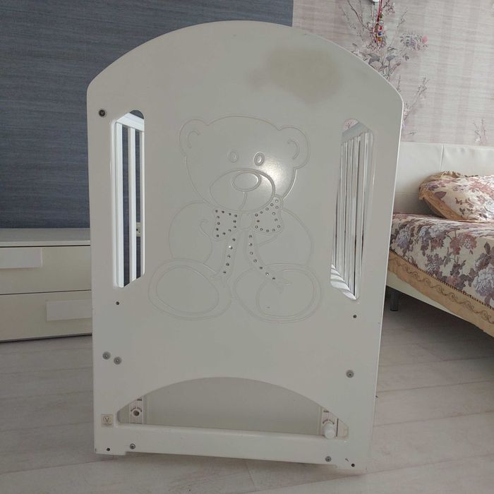 Продам детскую кроватку б/у, белую, с маятником, матрасиком и двумя ящиками .
