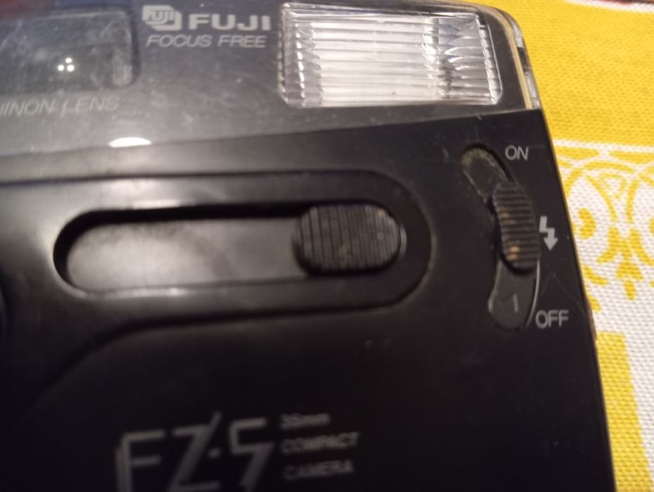 Vendo máquina fotográfica analógica da fugi FZ 5 35mm COMPACT CAMERA