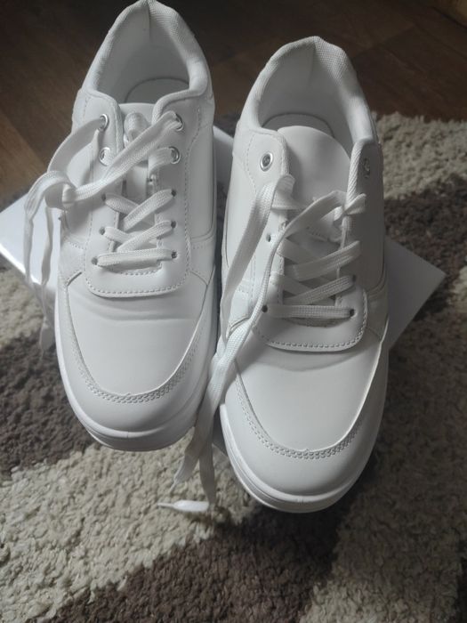Продам кроссовки белые женские