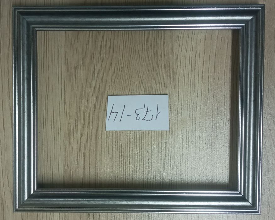 Рамки для картин. Очень много рамок.