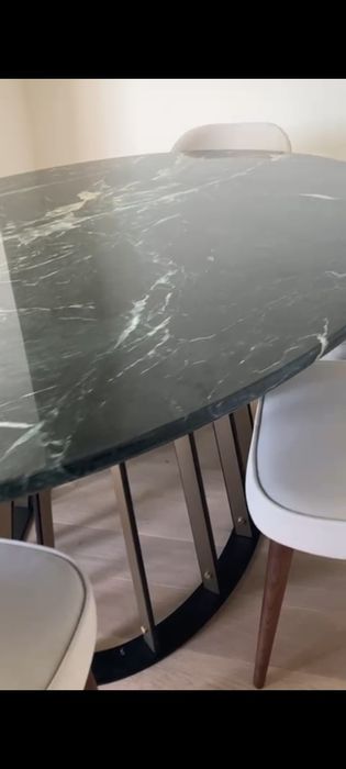 Mesa de jantar e seis  cadeiras da Laskasas