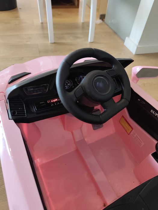 Carro elétrico de criança cor-de-rosa, estilo Lamborghini, em muito bom estado.