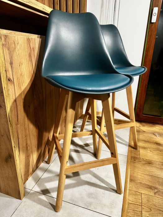 Dwa krzesła wysokie hokery