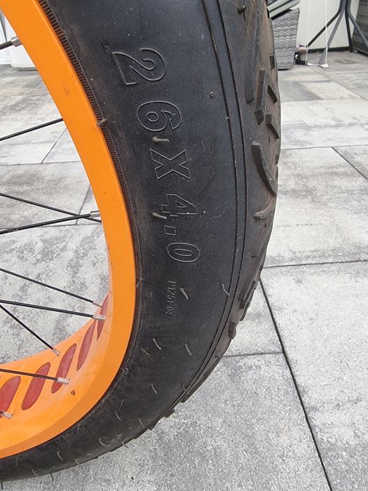 Rower górski na szerokich kołach