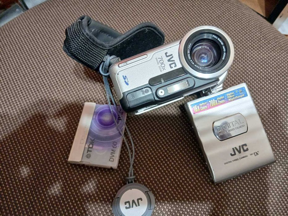 2 касети формату mini DV та камера jvc