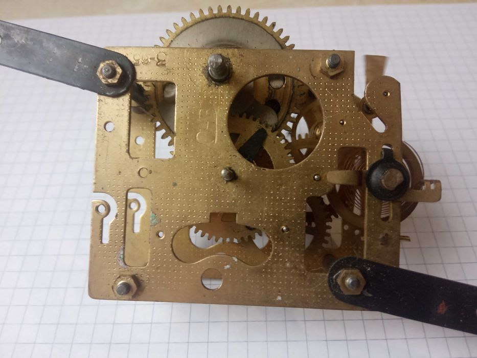 механизм настольных часов ОЧЗ в рабочем состоянии