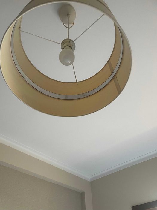 Candeeiro de teto para quarto/sala bege com detalhe prateado