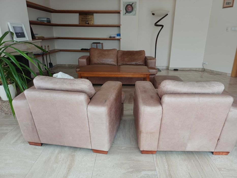 Skórzany komplet wypoczynkowy: kanapa + dwa fotele (pufa gratis)