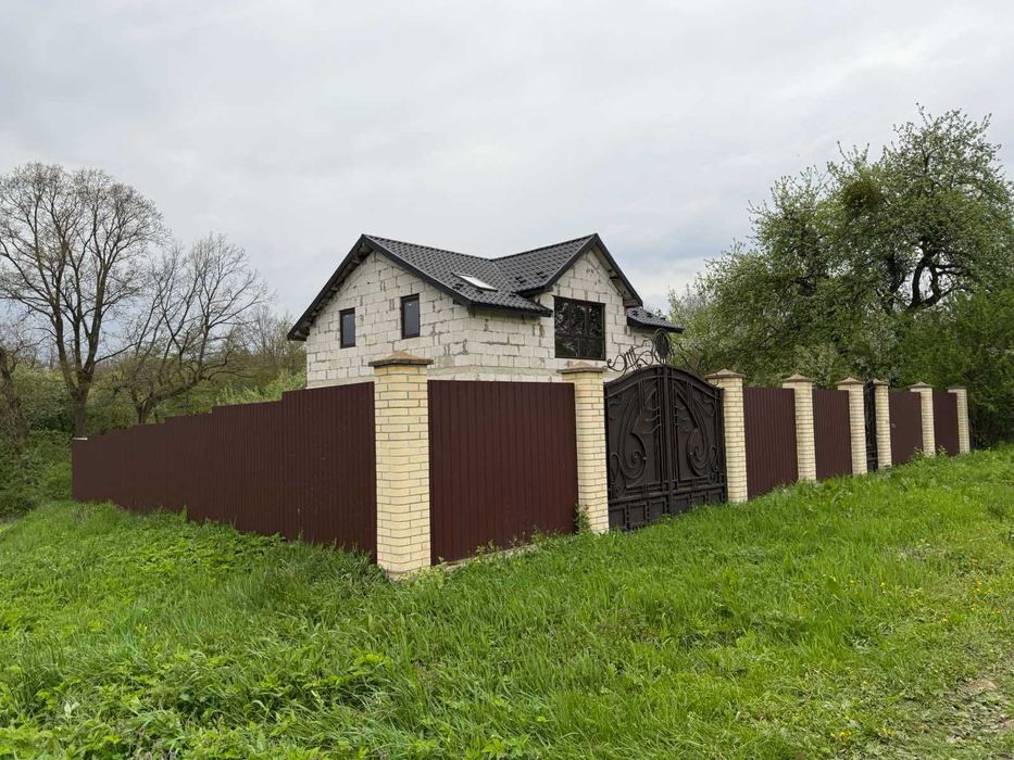 Продаж будинку в м.Самбір, село Ваньковичі. (25 сот.)ОГОРОДЖЕНИЙ.