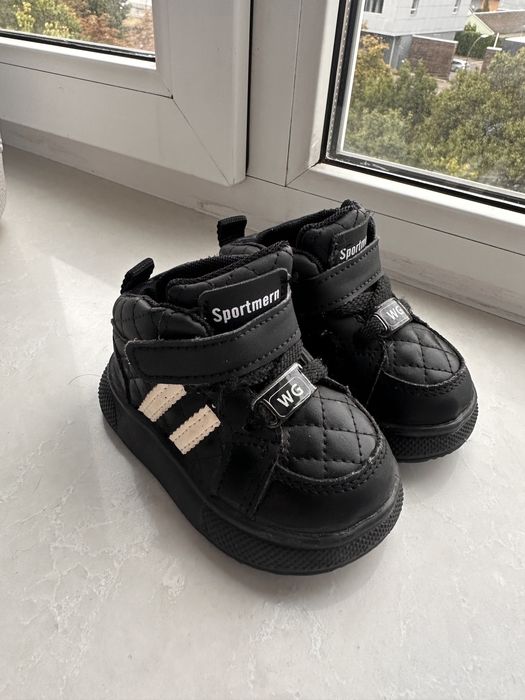 Черевики . Взуття . Кроси