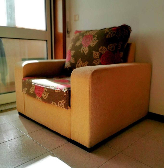 Sofá individual com tecido muito confortável