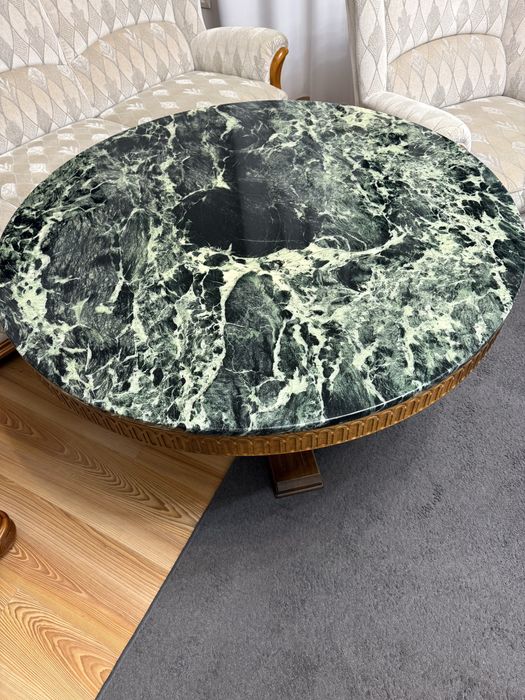 Zestaw kanapa, stół i dwa fotele