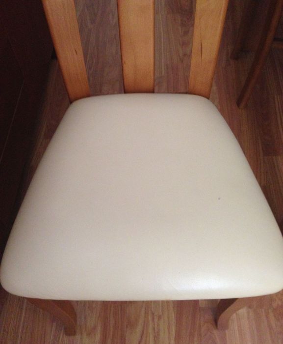 Cadeiras em madeira maciça e assento em pele