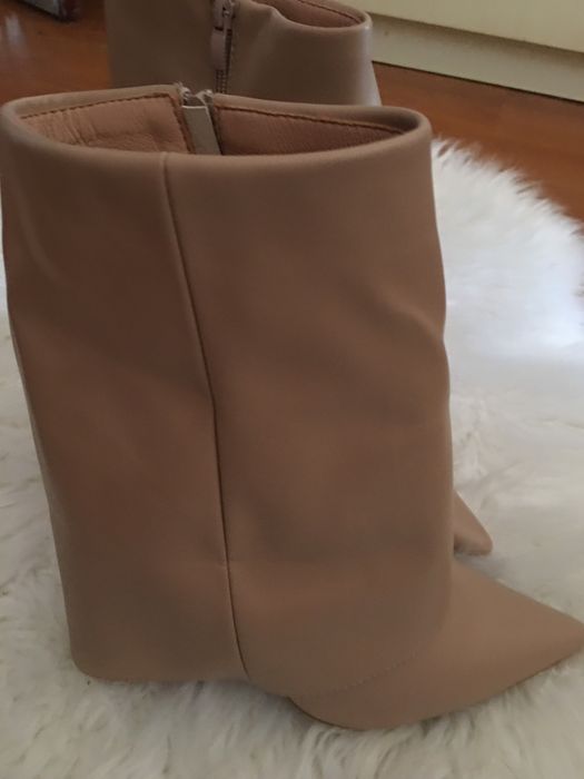 Botas Cremes com Salto Alto