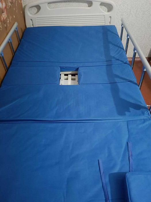 Медичне 4-секційне ліжко з туалетом для догляду за лежачими пацієнтами
