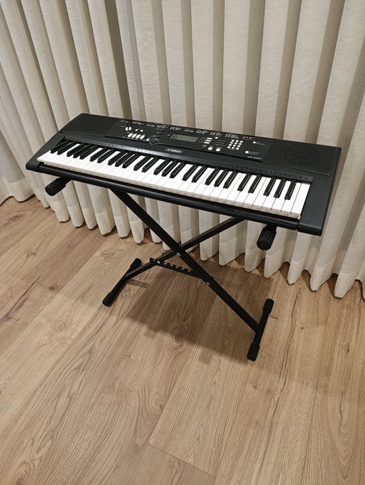 Teclado Yamaha EZ-220 com stand