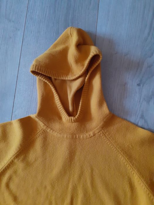 Damski sweter z kapturem.