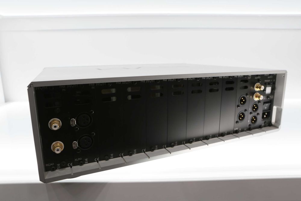 AVM PA 8 przedwzmacniacz srebrny i czarny