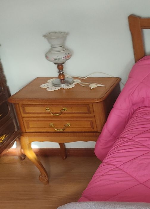 Cama de casal pinho mel, duas mesinhas e mais estrado.