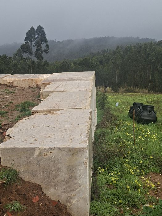 Muros em blocos de pedra rústica