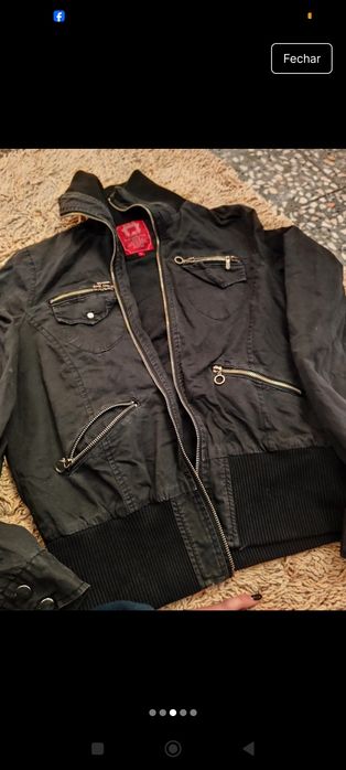 Casaco preto  com bolsos e fecho