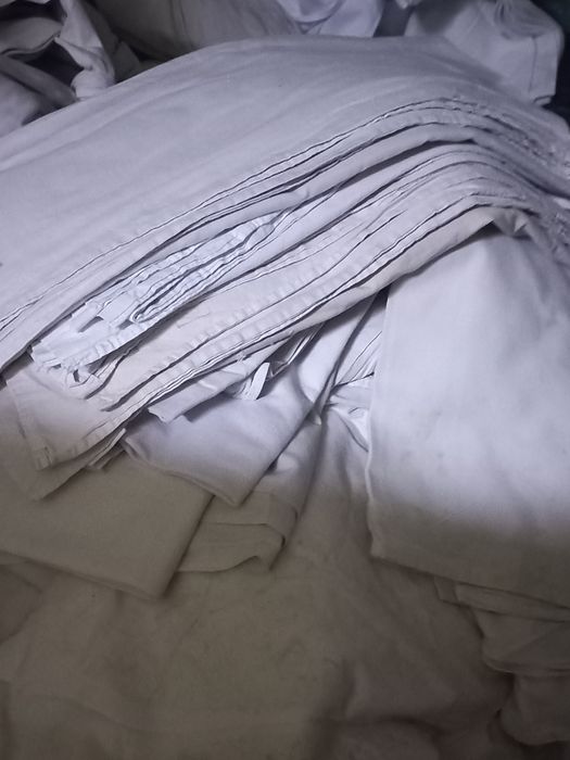 Простыни.Белые . 100%. Хлопок. Б/у. Чистые .