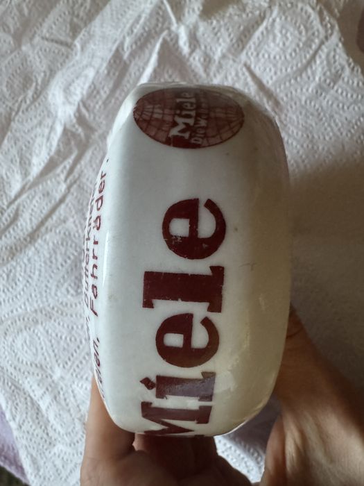 Poniemiecka porcelanowa popielnica Miele do kolekcji