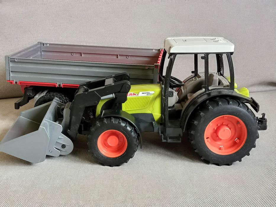 Ciągnik Claas z ładowaczem i przyczepą Bruder 2112