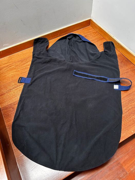 Capas térmicas e impermeavéis para cão grande, com carapuço. Pouco usadas.