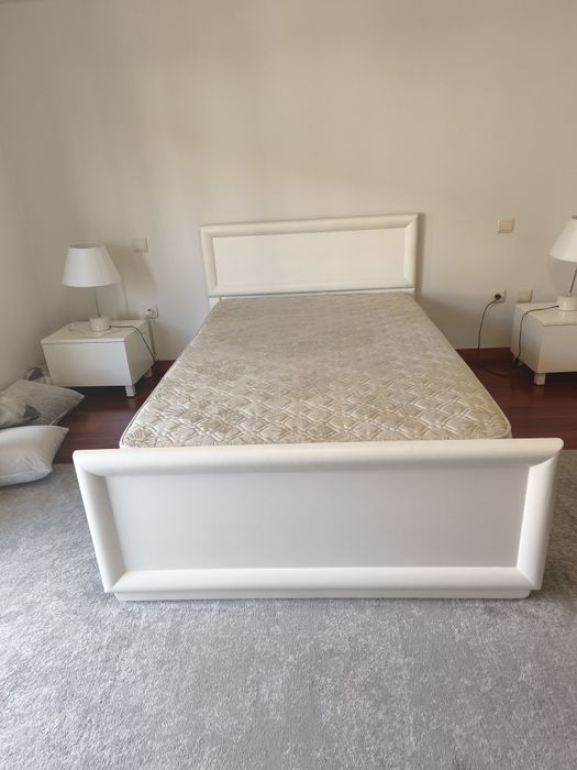Cama em Pinho, branca, 205x132, com estrado e colchão de molas.