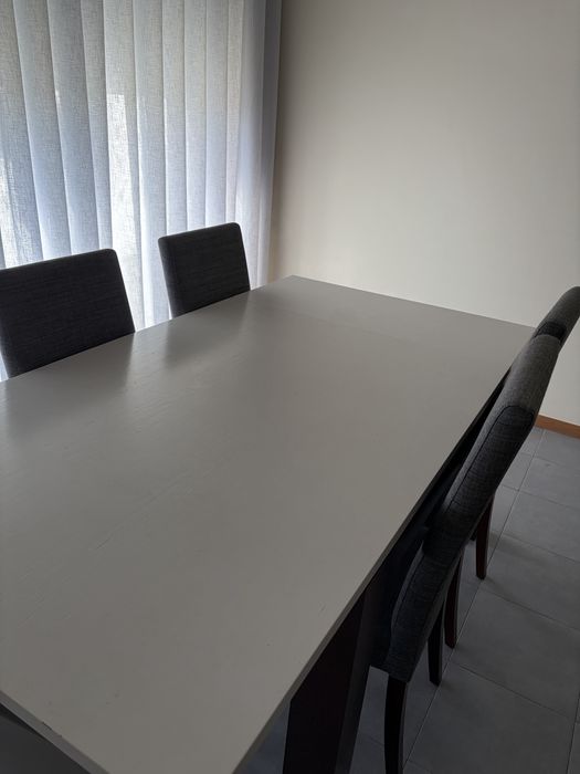 Mesa extensível em madeira maciça + 4 cadeiras estofadas