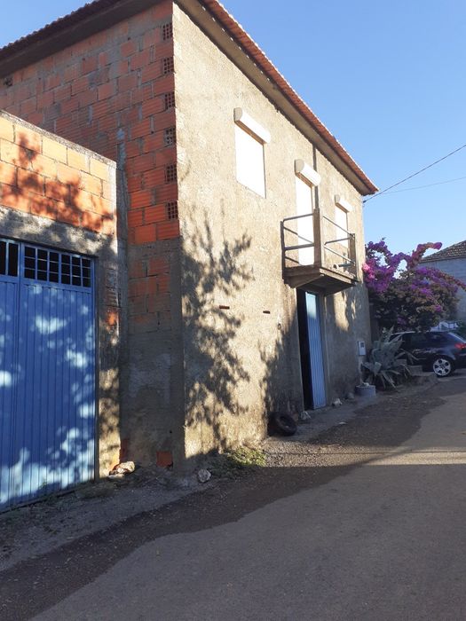 Vende-se Casa com anexos em Vilar Seco, concelho de Mogadouro.