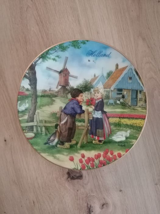 porcelanowy talerzyk ozdobny J. C. V. Hunnik Hand