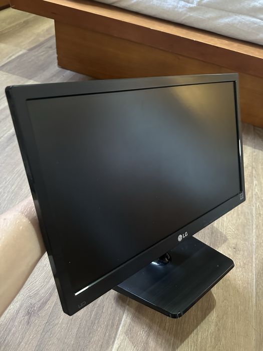 Monitor LG 19” LED (19M37A) com suporte, cabo VGA e transformador