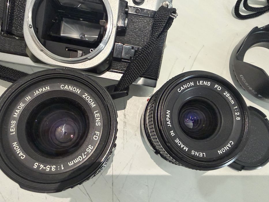 Canon AE-1 Program com 2 lentes, 28mm e 35-79mm