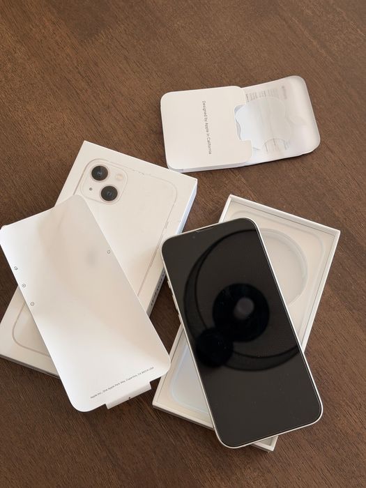 iPhone 13 branco com caixa e capas