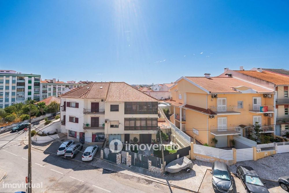 Apartamento T2 luminoso, totalmente remodelado, em Corroios