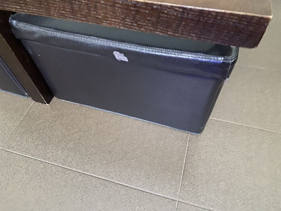 Conjunto de mesas de apoio com bancos